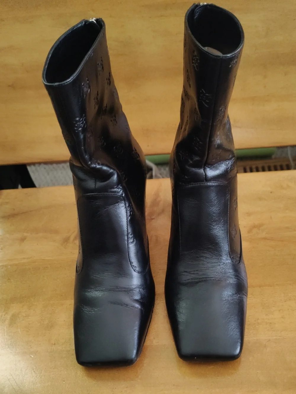 Authenticated Fendi FFreedom Vitello Karligraphy Black Booties Size 35